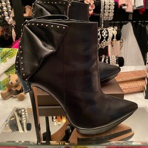 Alice and Olivia booties size 38